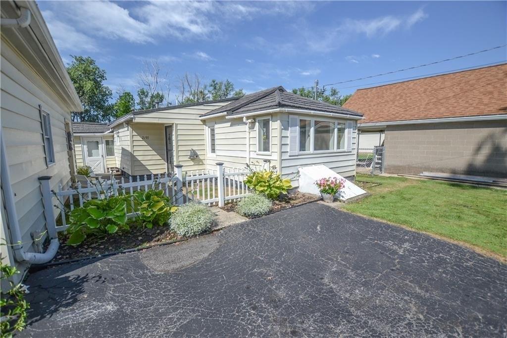 Edgemere Dr, Rochester, NY 14612