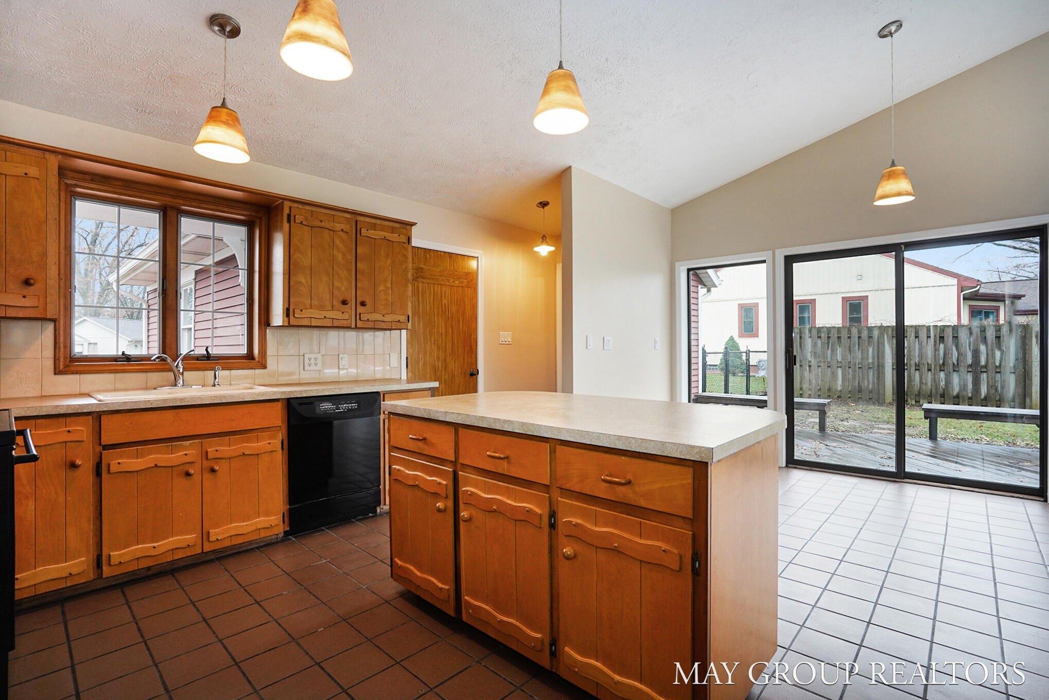 Russit Dr Ne, Grand Rapids, MI 49525