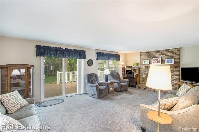 Ronnen Dr, Macomb, MI 48044