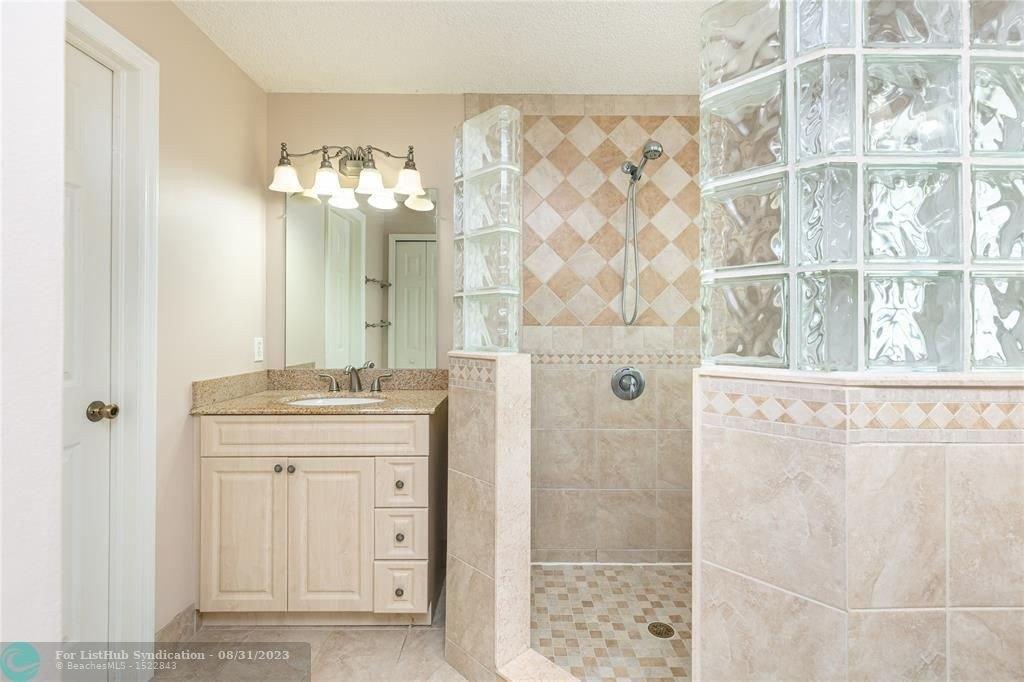 N Forest Oak Cir, Davie, FL 33325