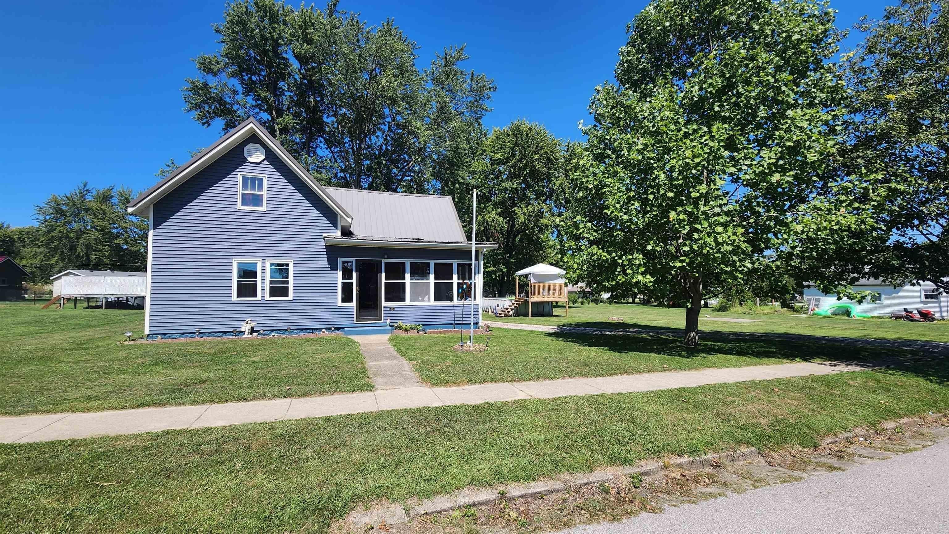 W Franklin St, Lyons, IN 47443