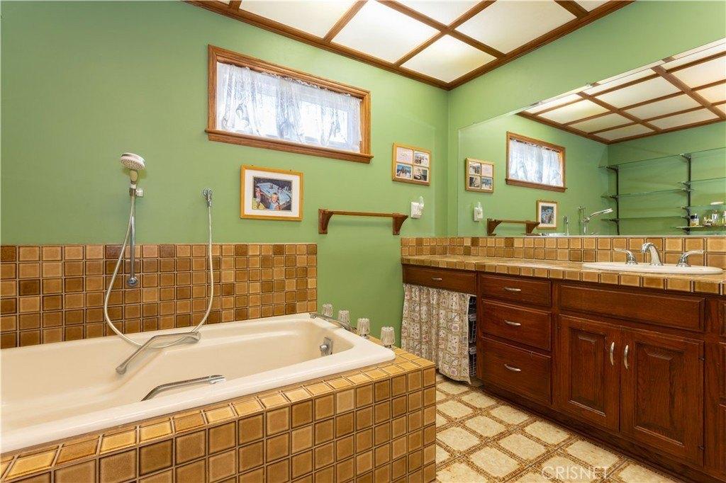 Collins St, Woodland Hills, CA 91367