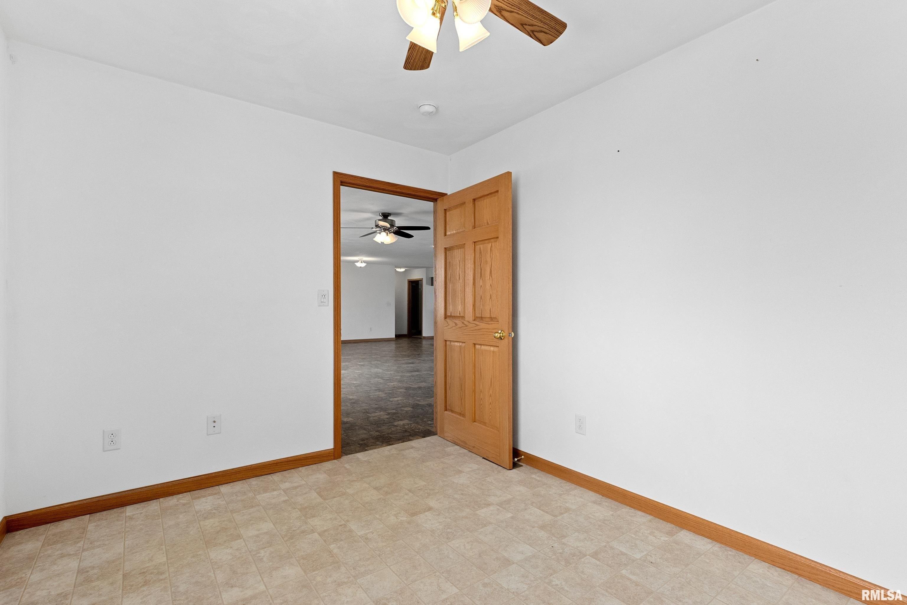 S Main St, Lewistown, IL 61542