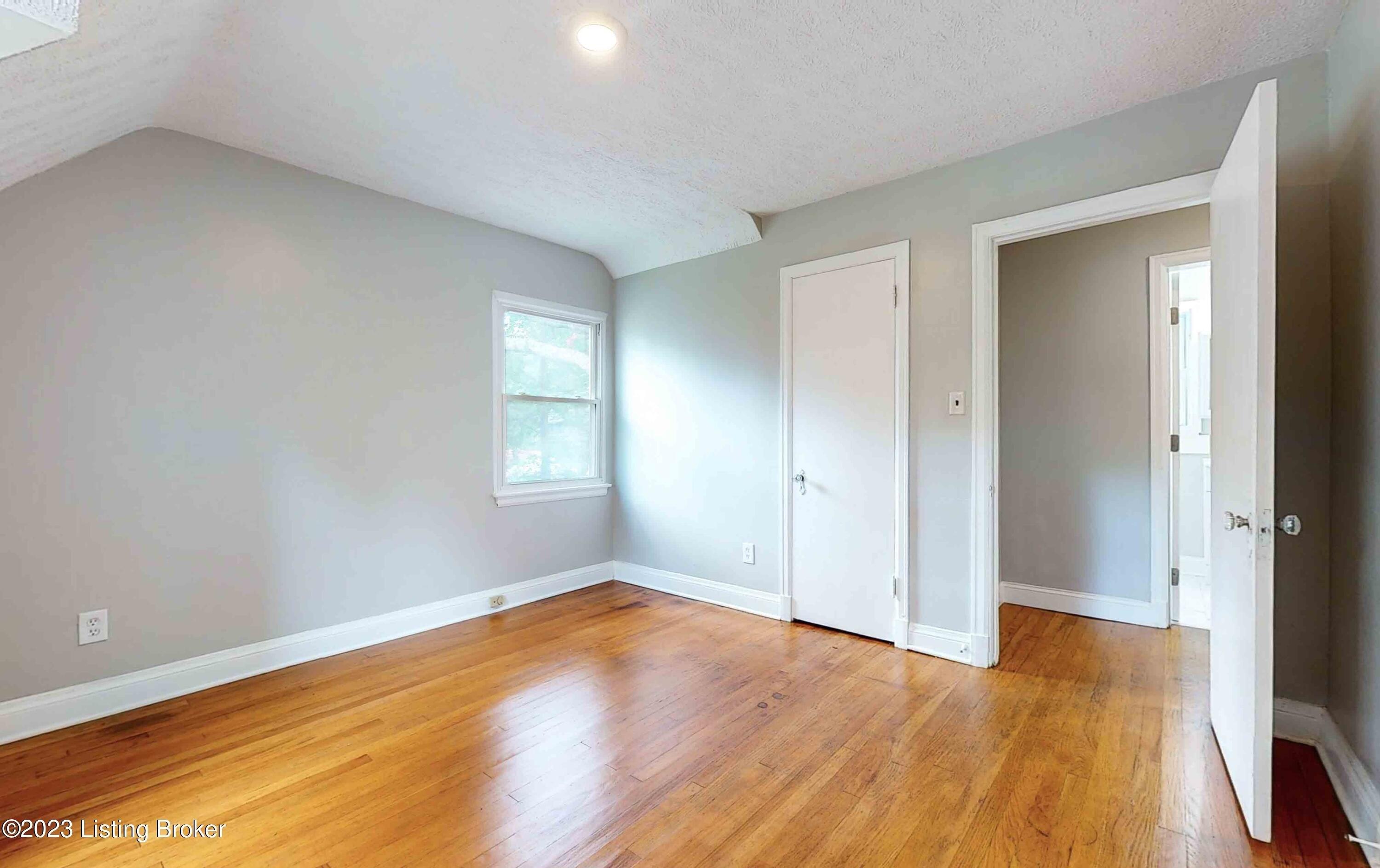 Cambridge Dr, Louisville, KY 40214