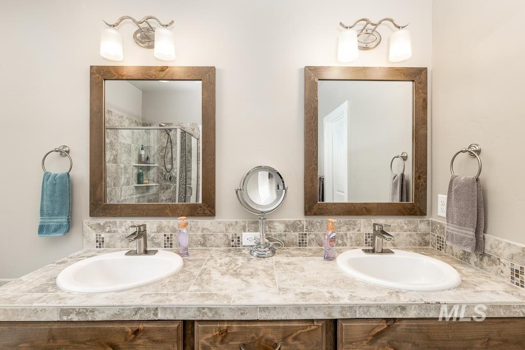 W White Hills Dr, Garden City, ID 83714