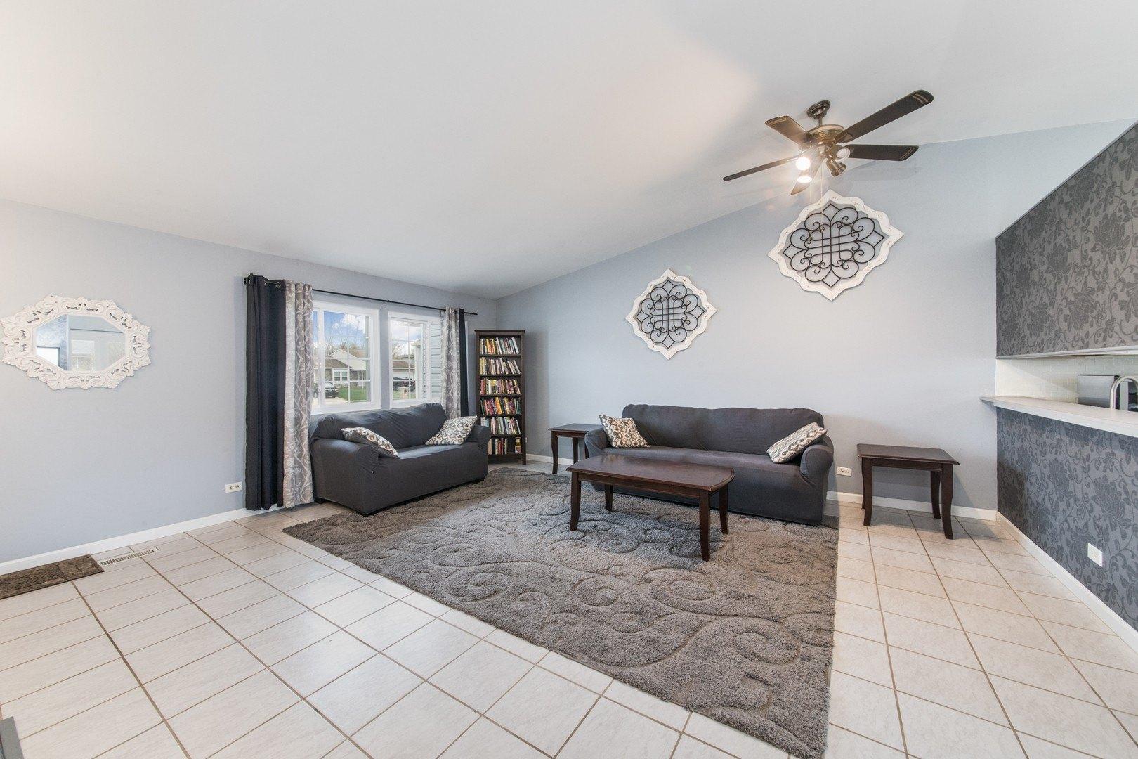 Inverness Dr, Elgin, IL 60120