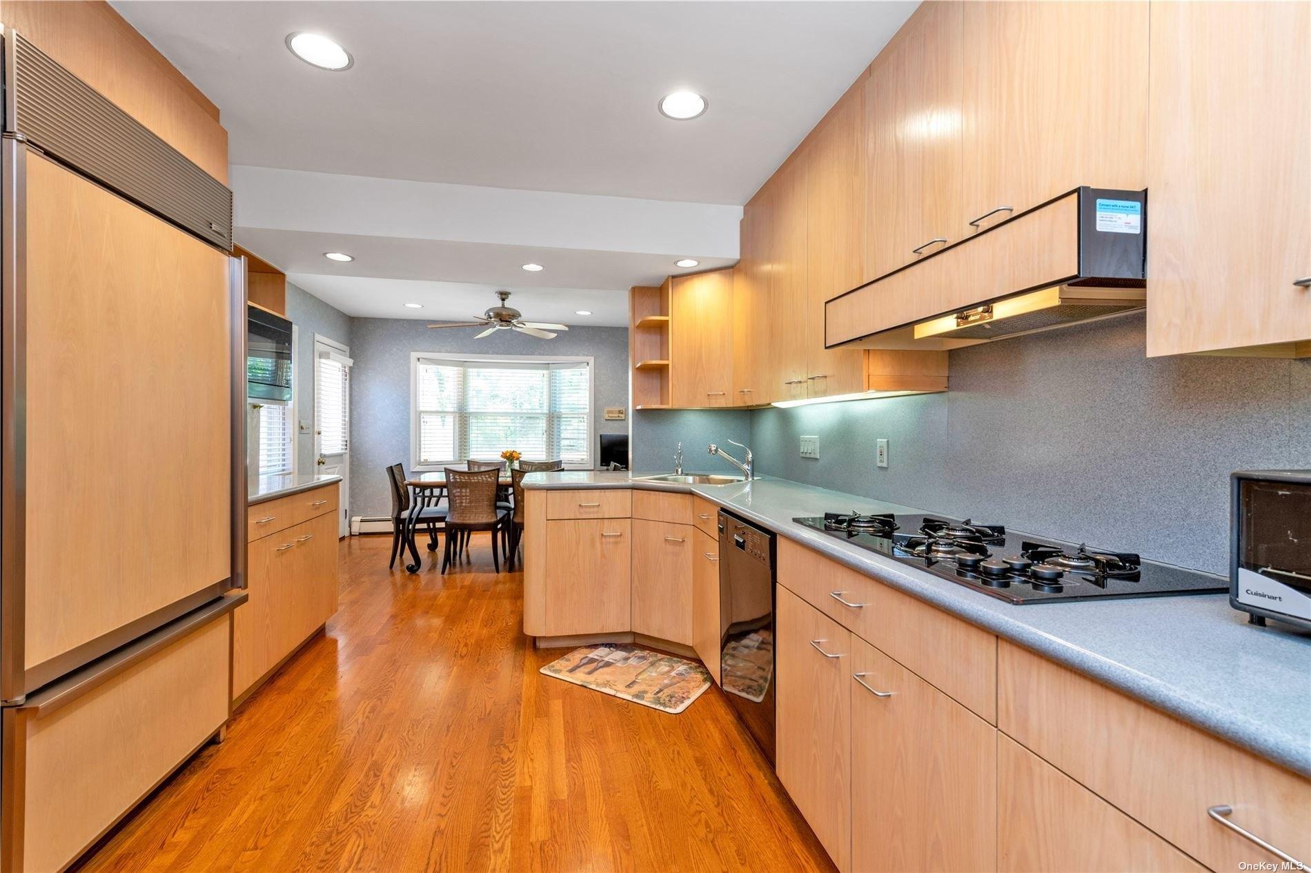 Roger Dr, Port Washington, NY 11050