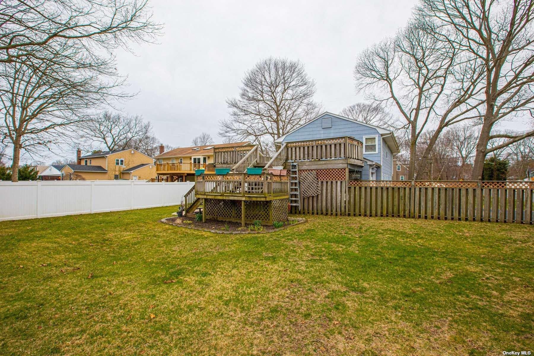 Oakneck Rd, Bay Shore, NY 11706
