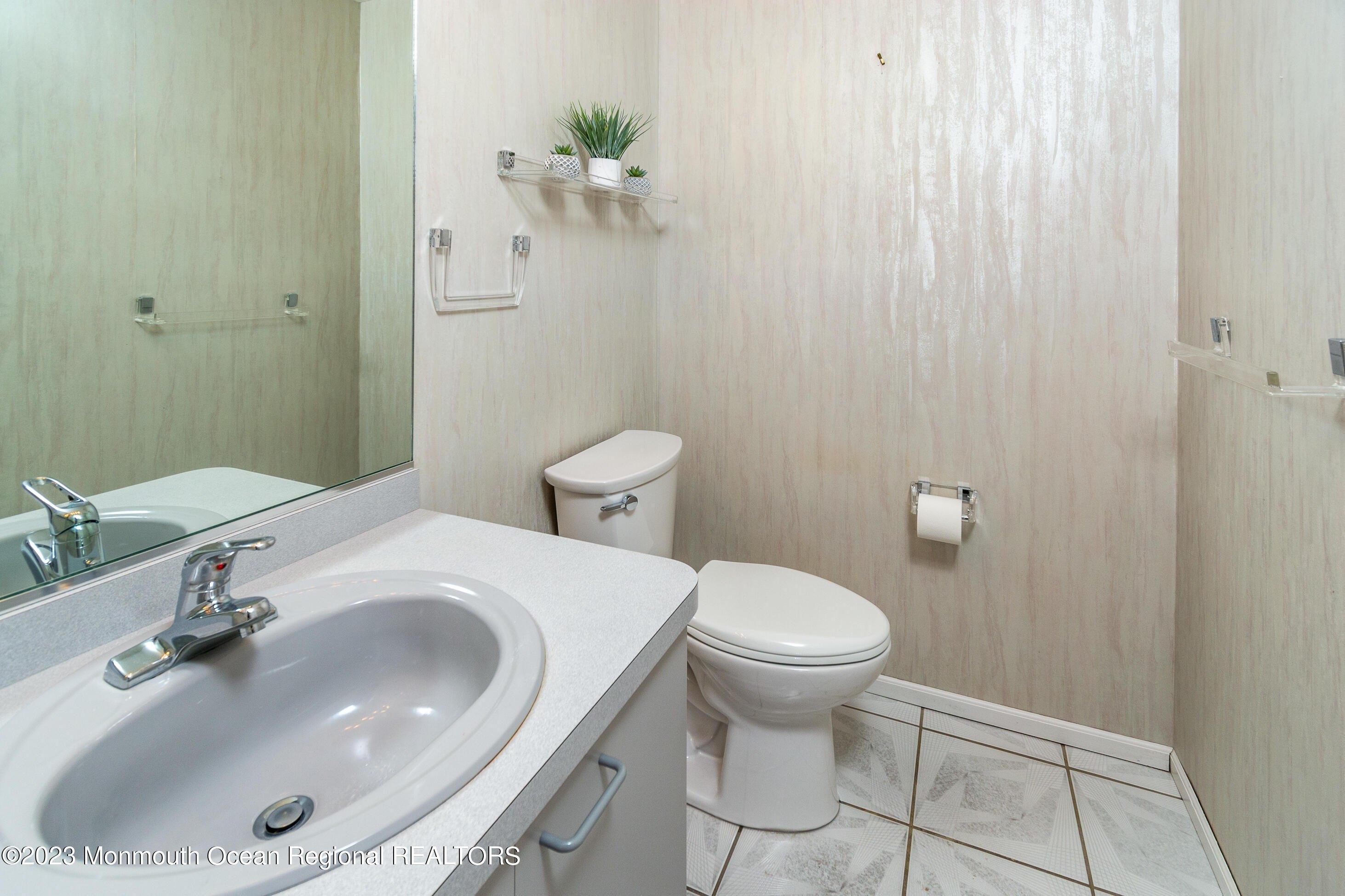 Wiltshire Dr, Manalapan, NJ 07726