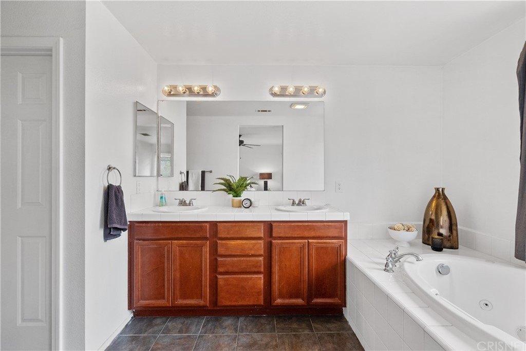 Lone Tree Ct, Palmdale, CA 93550