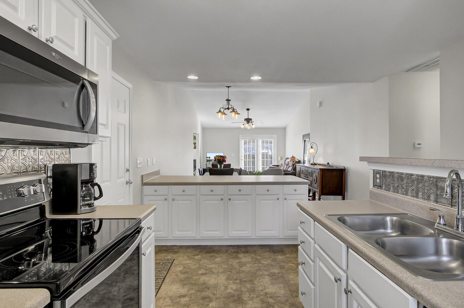 Reagan Dr, Summerville, SC 29486