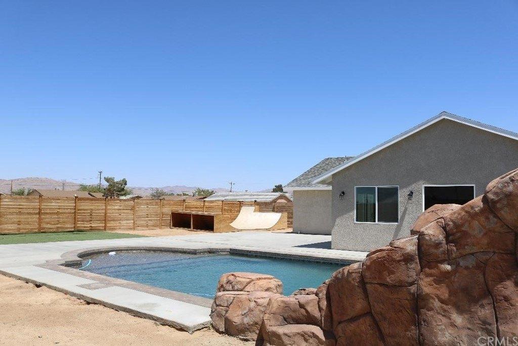 Topock Rd, Apple Valley, CA 92308