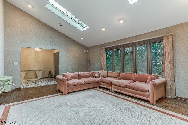 Sylvan Dr, Bridgewater, NJ 08807