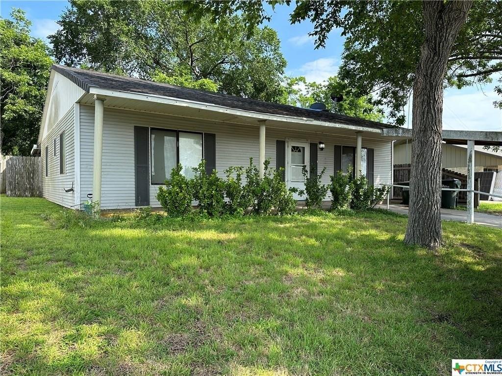 W 6th St, Shiner, TX 77984