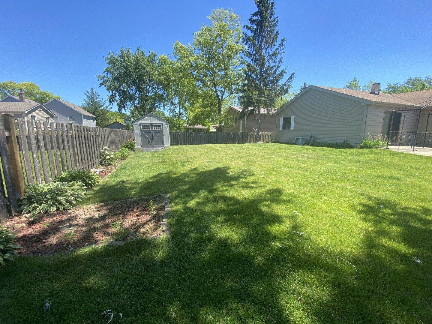 Exmoor Dr, Streamwood, IL 60107