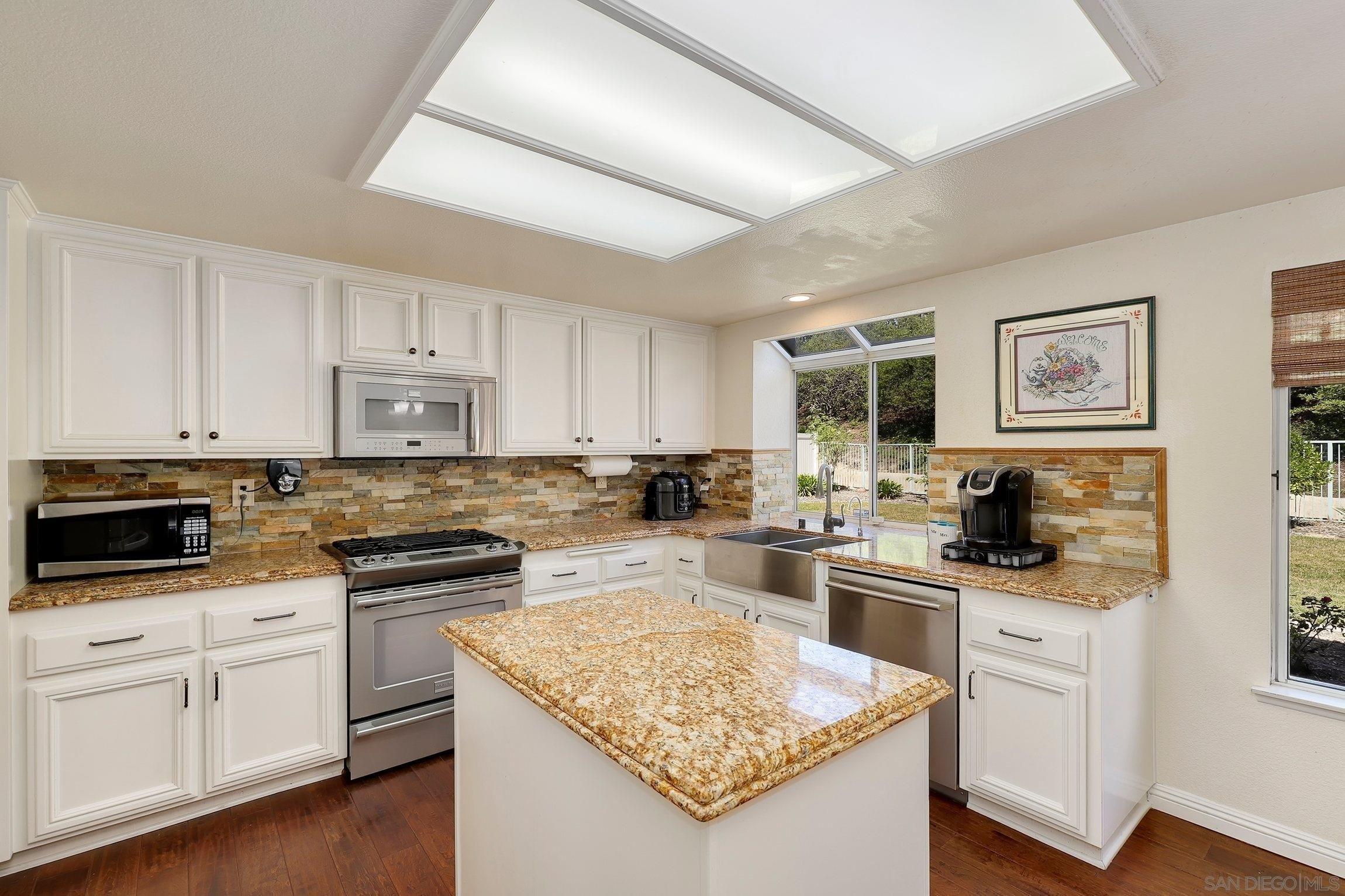 Lustrosos St, Oceanside, CA 92057