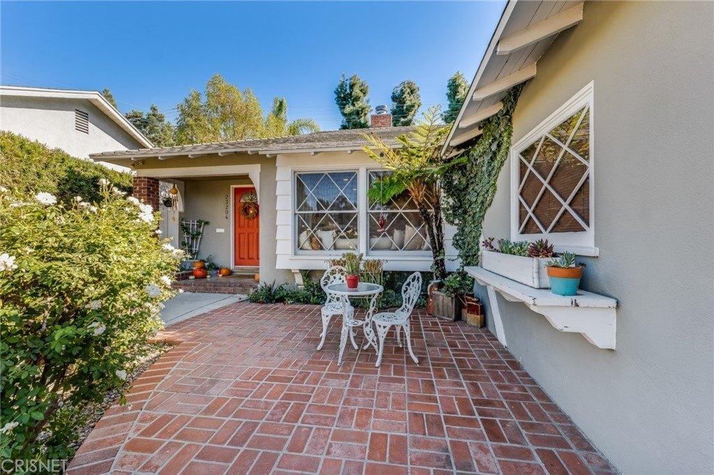 Leonora Dr, Woodland Hills, CA 91367