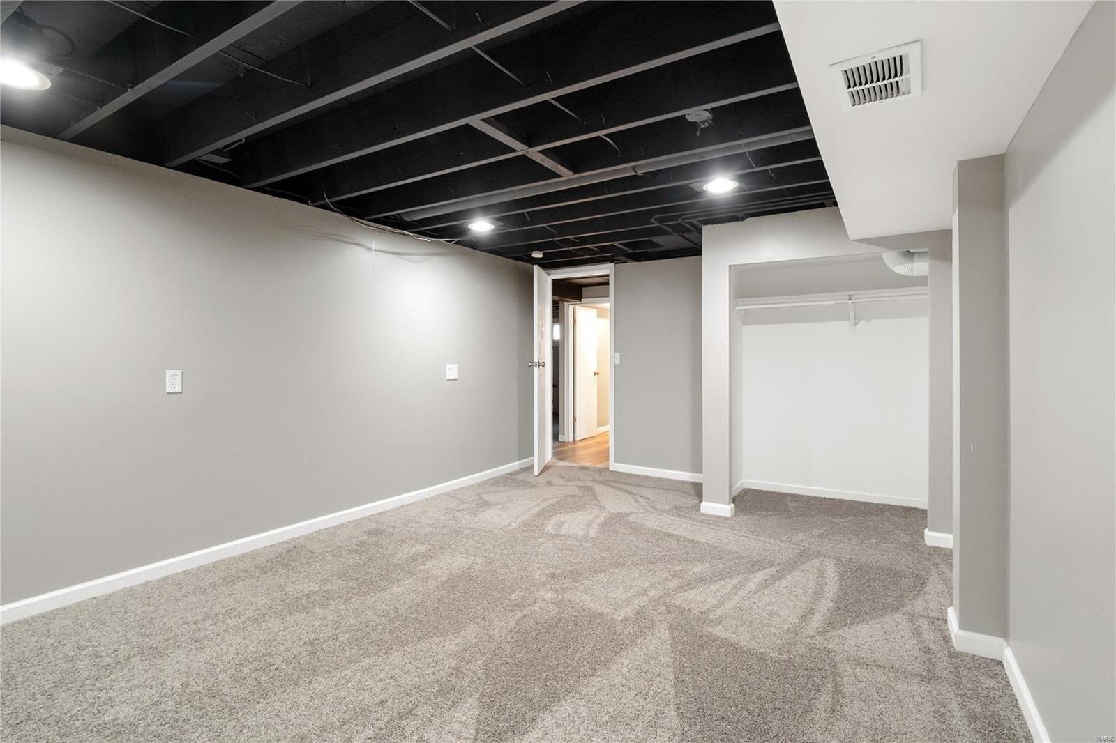 Tarentum Dr, Florissant, MO 63033