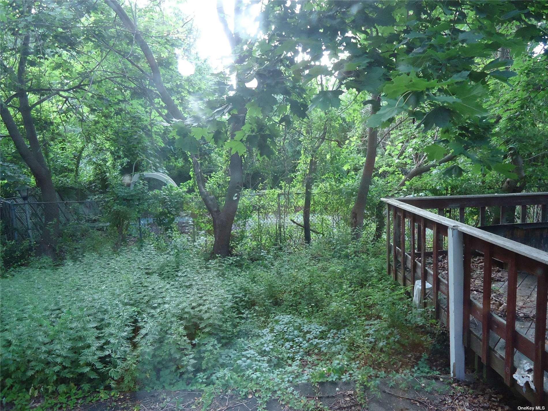 Aron Dr, Bohemia, NY 11716
