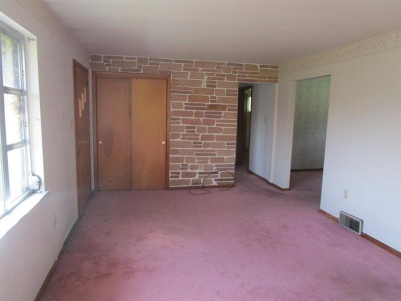 Lake Leoni Ln, Monongahela, PA 15063