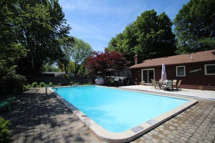 Crestlane Dr, Hudsonville, MI 49426