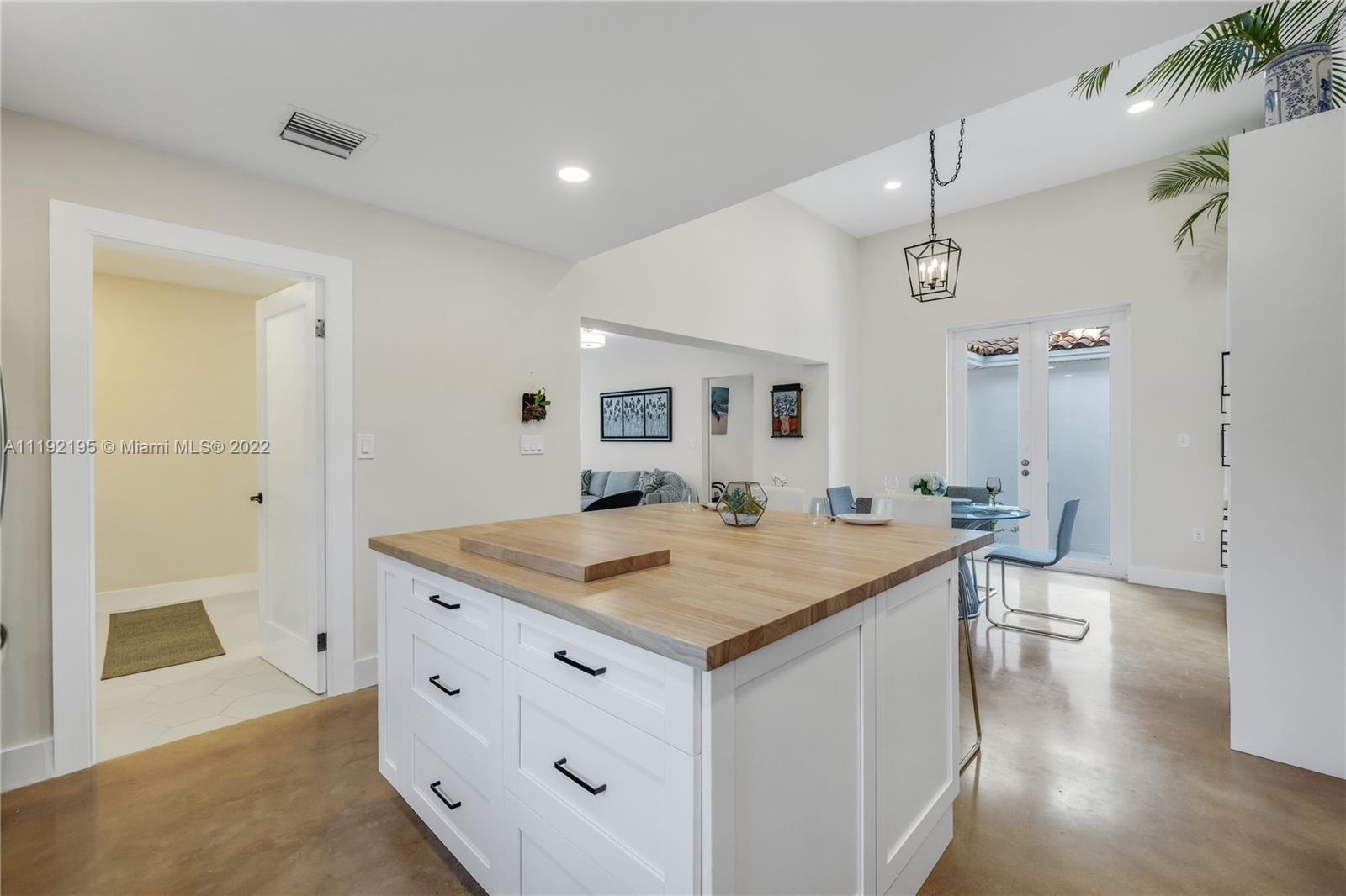 Ne 8th Ave, Biscayne Park, FL 33161