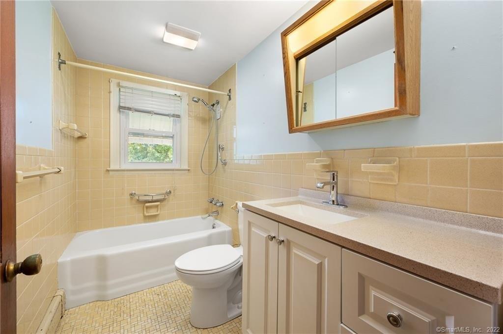 Miner Ave, Waterford, CT 06385