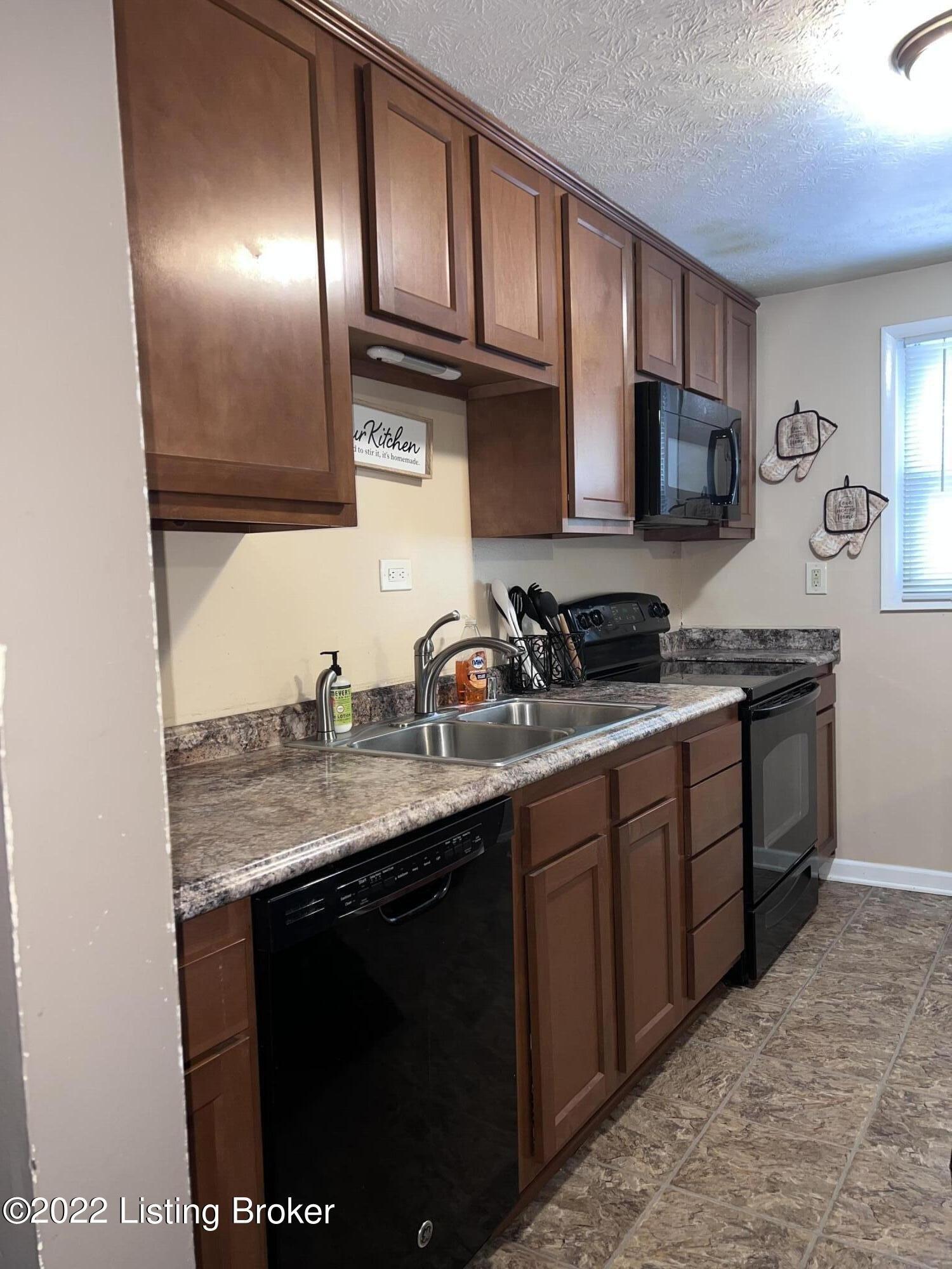 Kiki Ct, Louisville, KY 40219