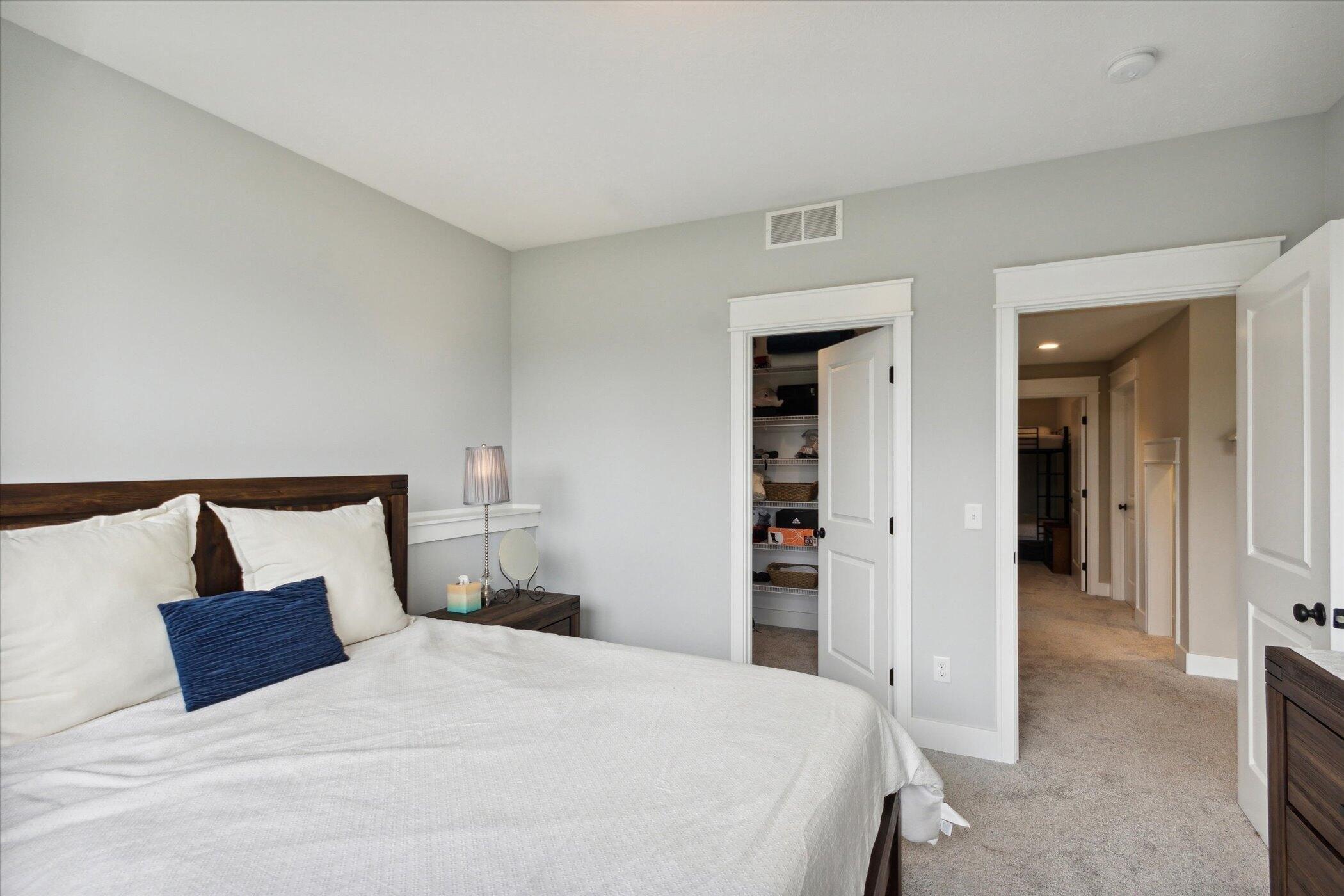Eaglewood Dr, Hudsonville, MI 49426
