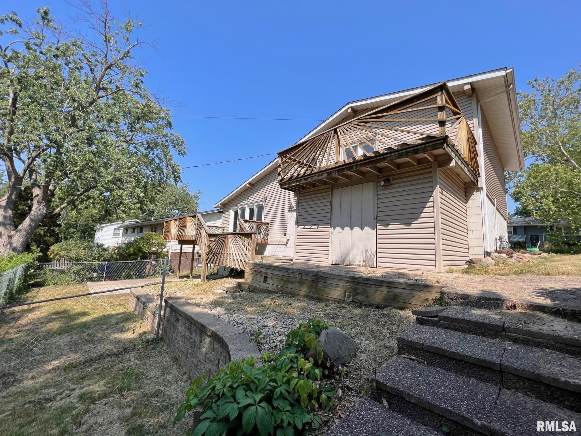 W Willow Wood Dr, Peoria, IL 61614