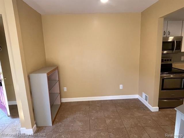 Princeton Dr, South Lyon, MI 48178