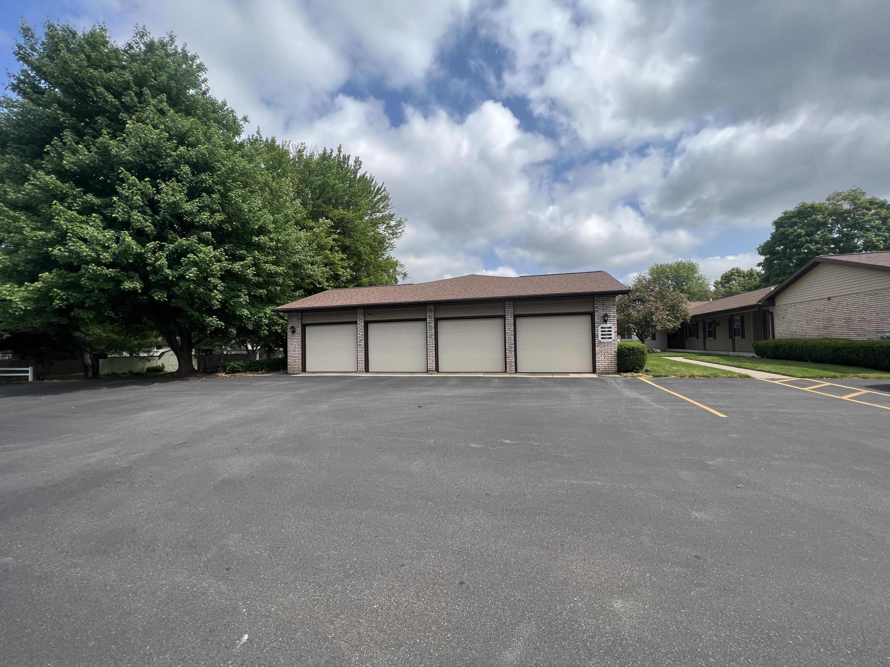 Pinegrove Dr, Jenison, MI 49428