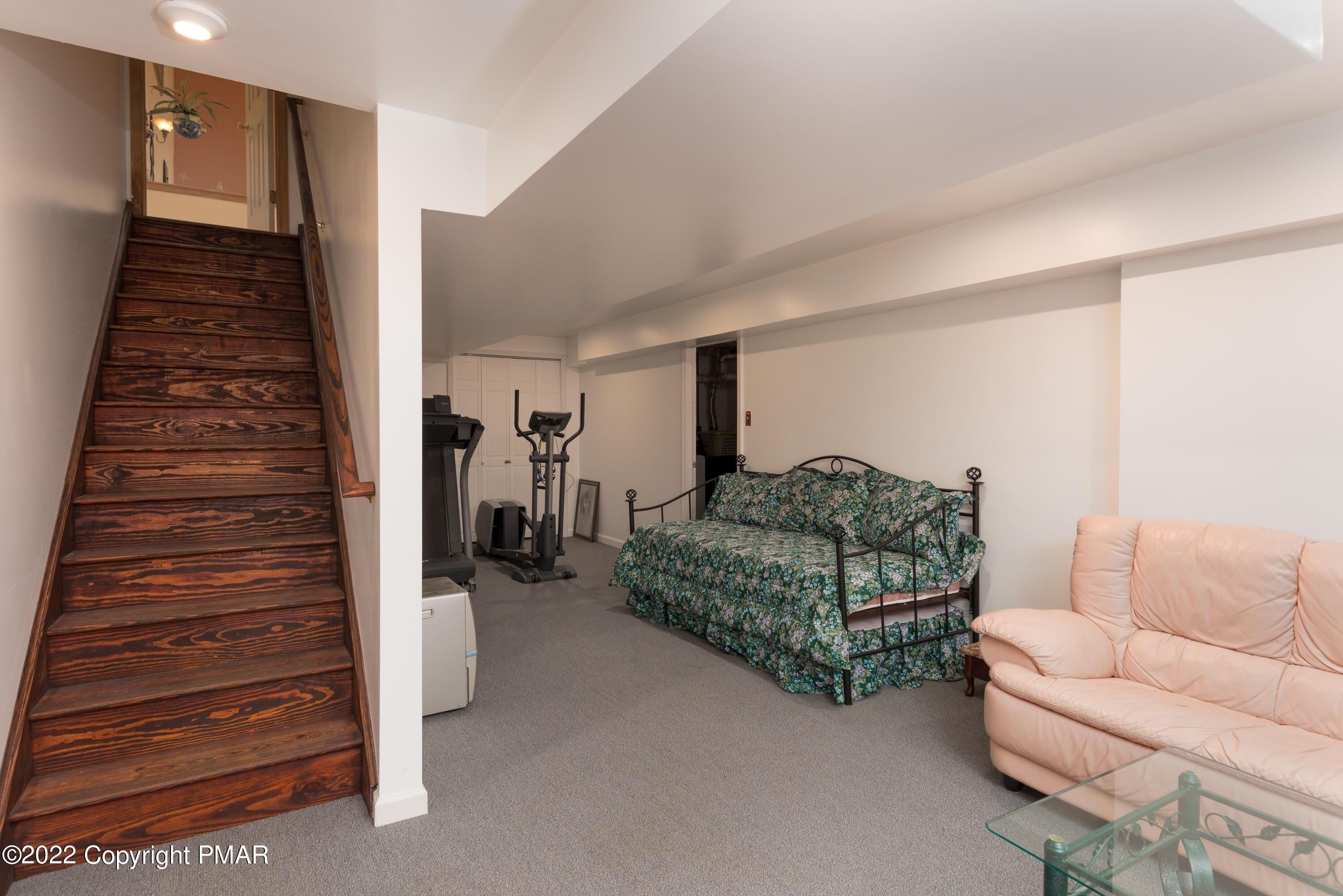 Skyview Cir, Sciota, PA 18354