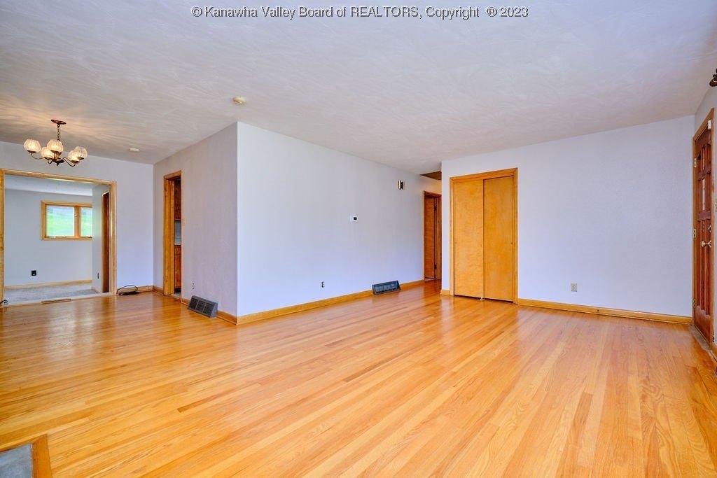 Lyndale Dr, Charleston, WV 25314