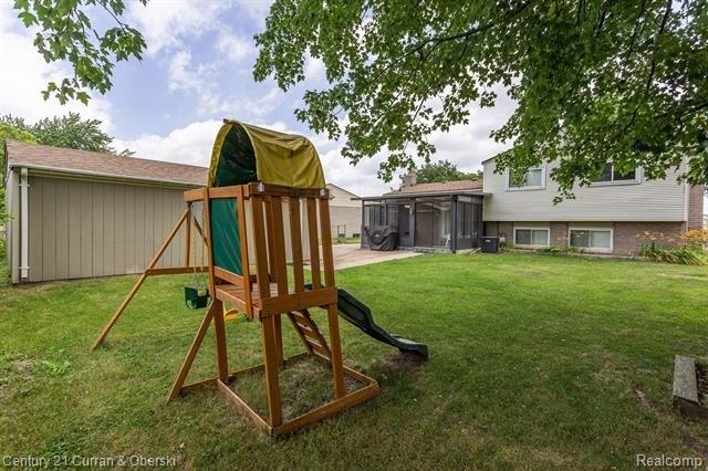 Connecticut Dr, Sterling Heights, MI 48310