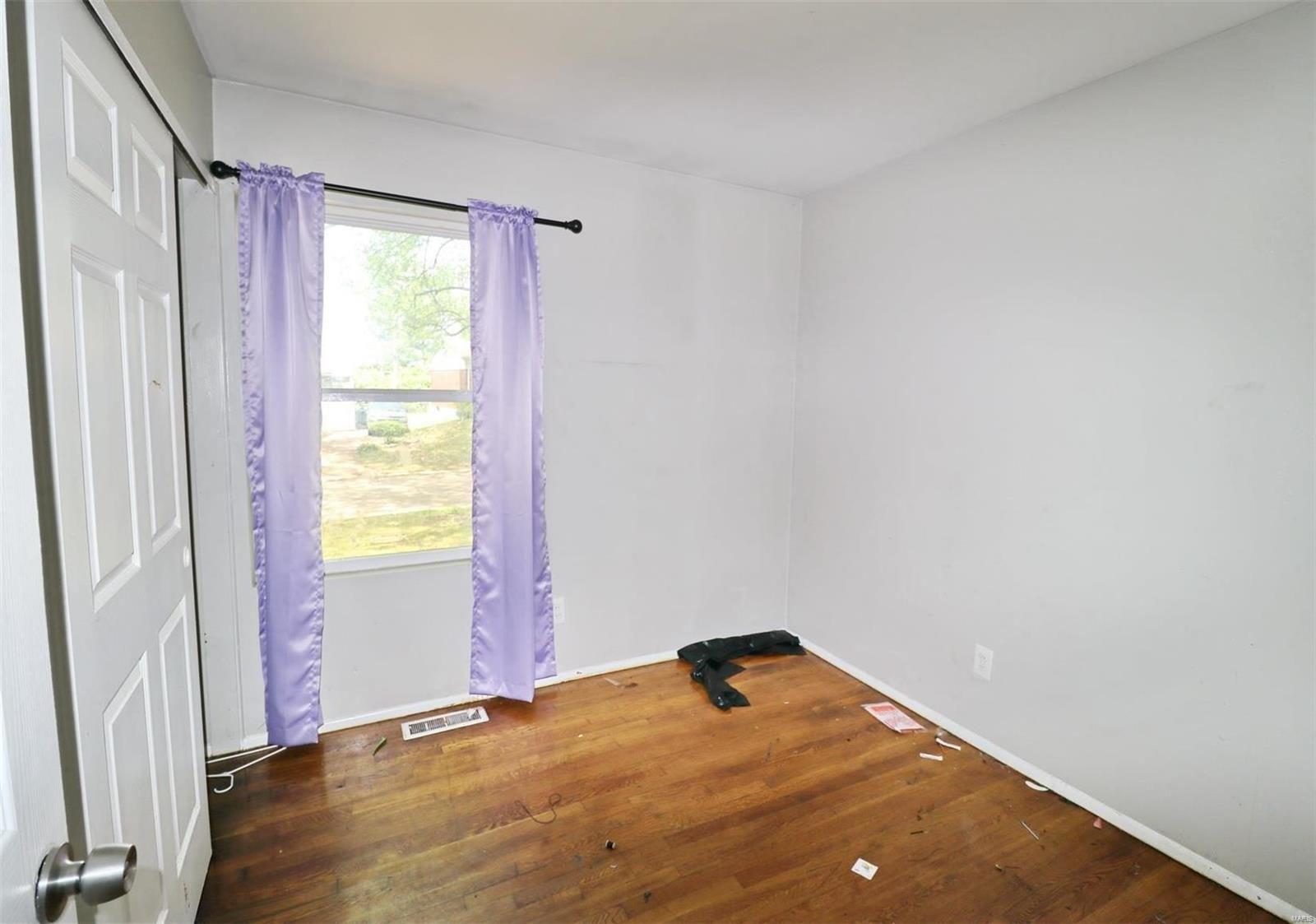 Grafton Dr, Saint Louis, MO 63136
