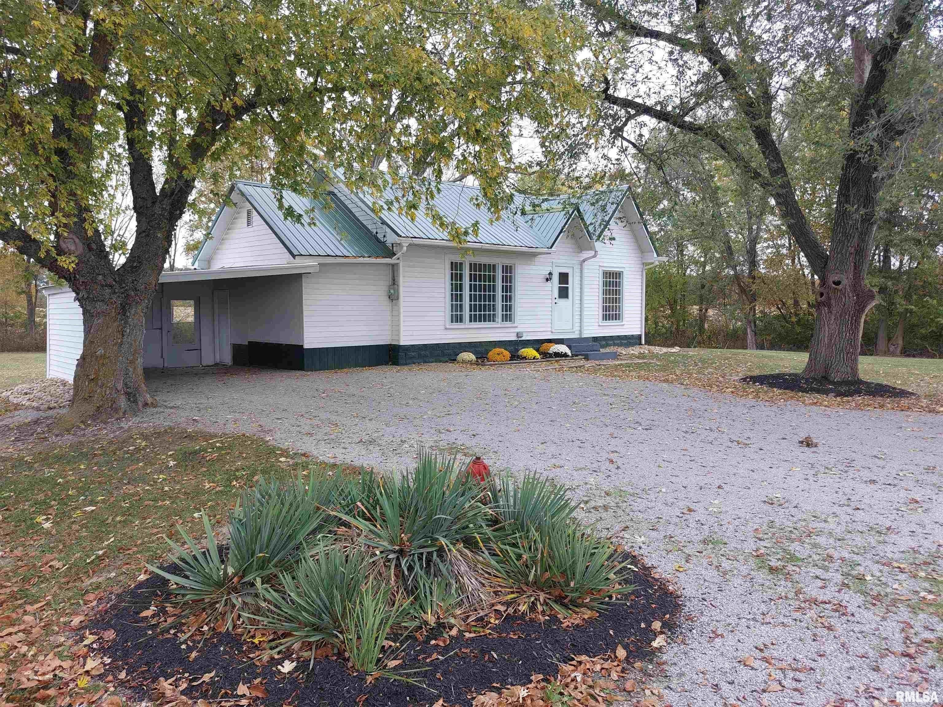 N Cherryville Ln, Bonnie, IL 62816
