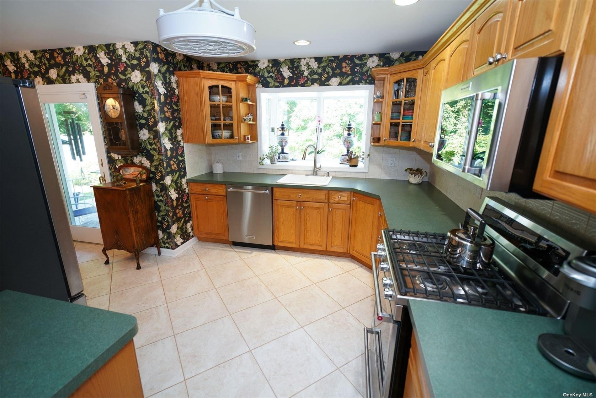 Birchbrook Dr, Smithtown, NY 11787
