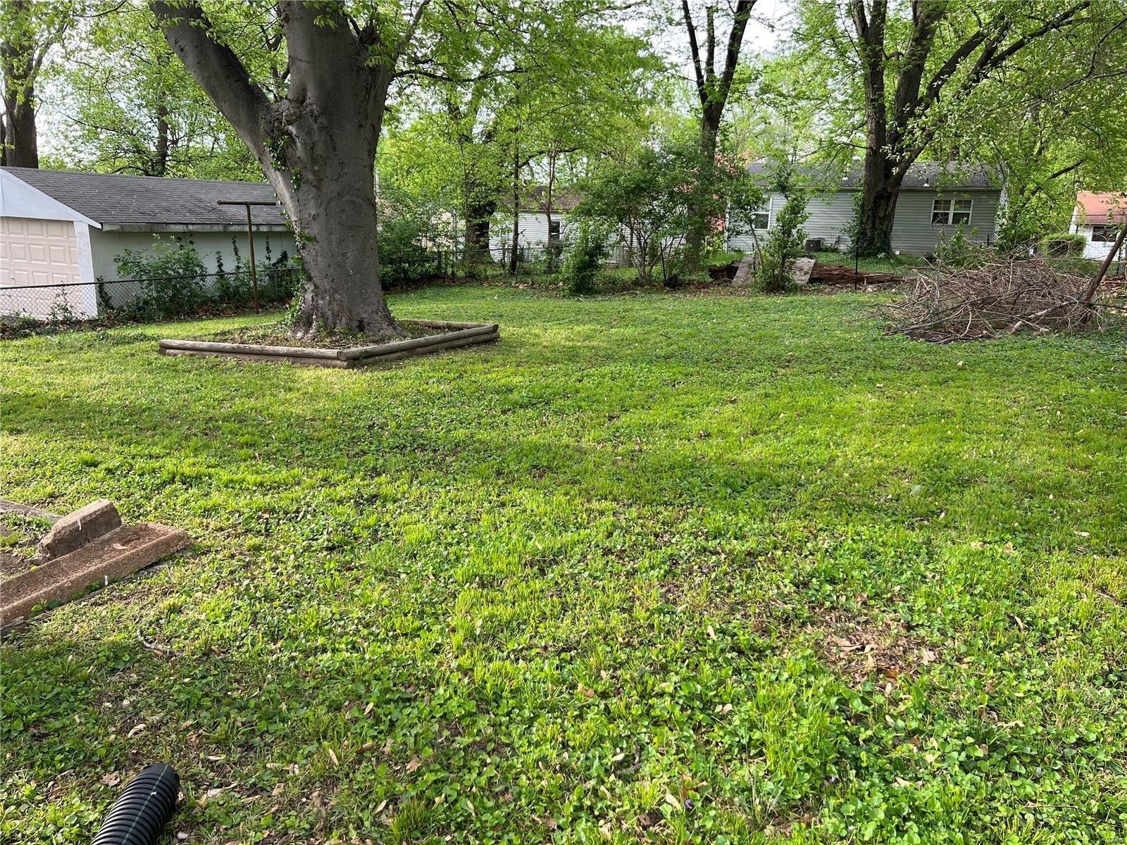 Flora Dr, Saint Louis, MO 63135
