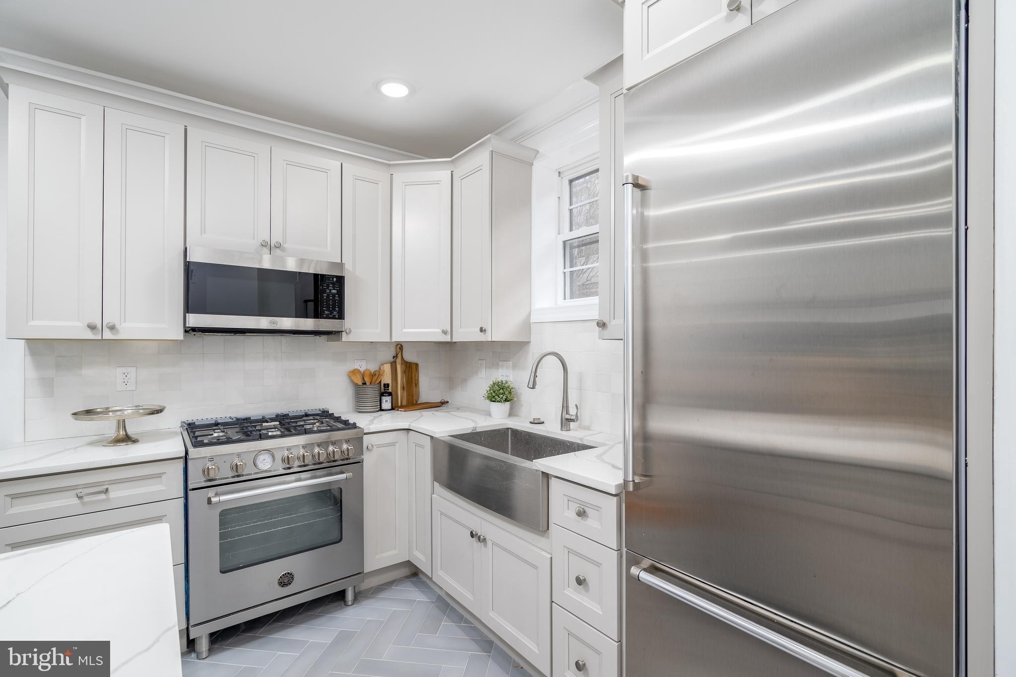 Waverly St, Philadelphia, PA 19146