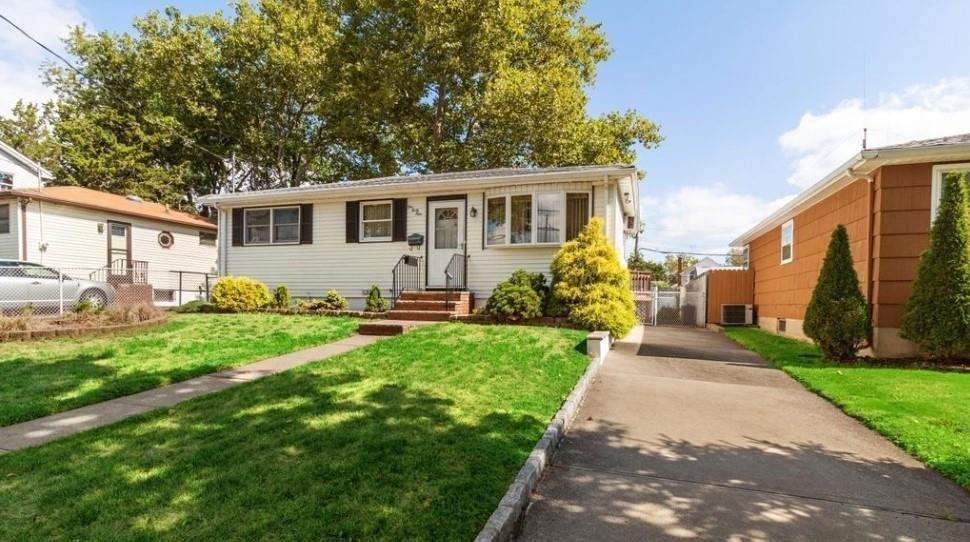 Hull Ave, Staten Island, NY 10306