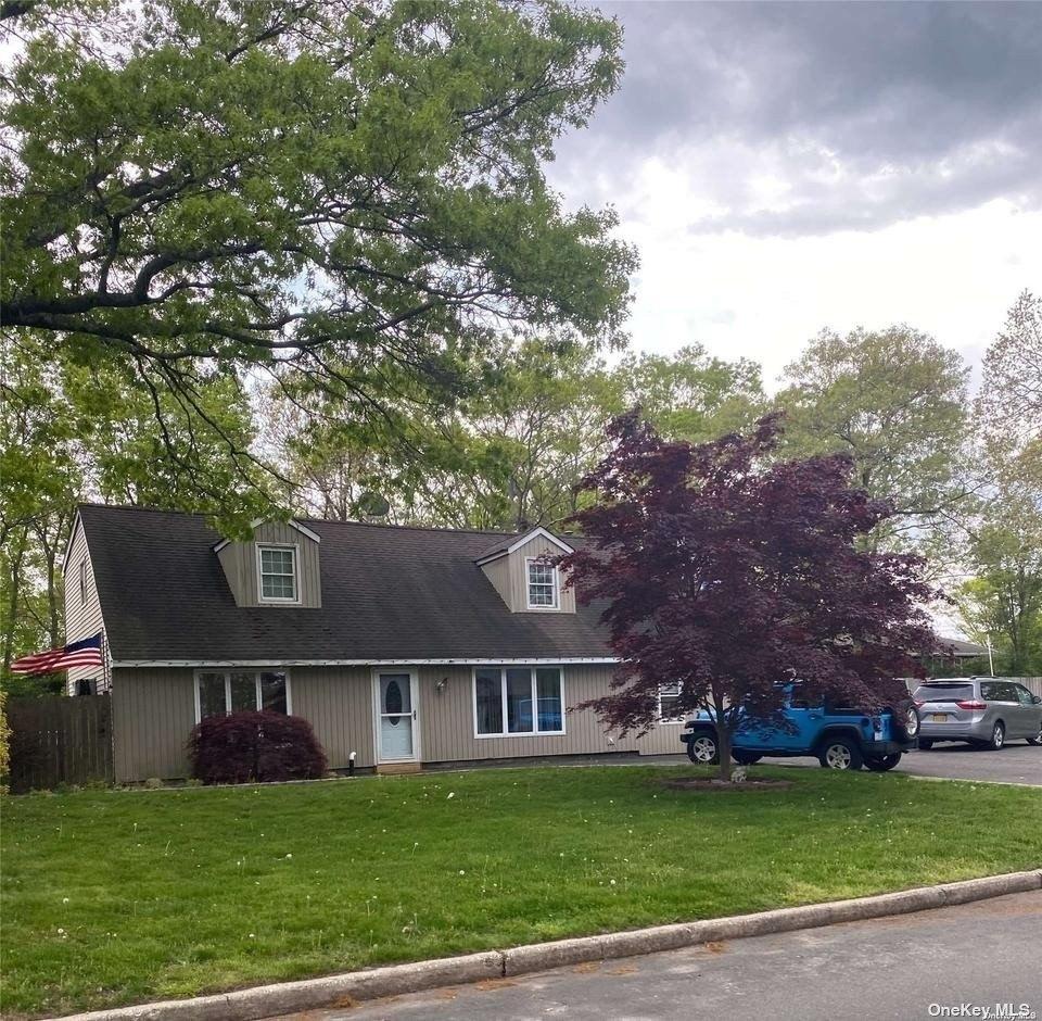 Jewel Dr, Holtsville, NY 11742