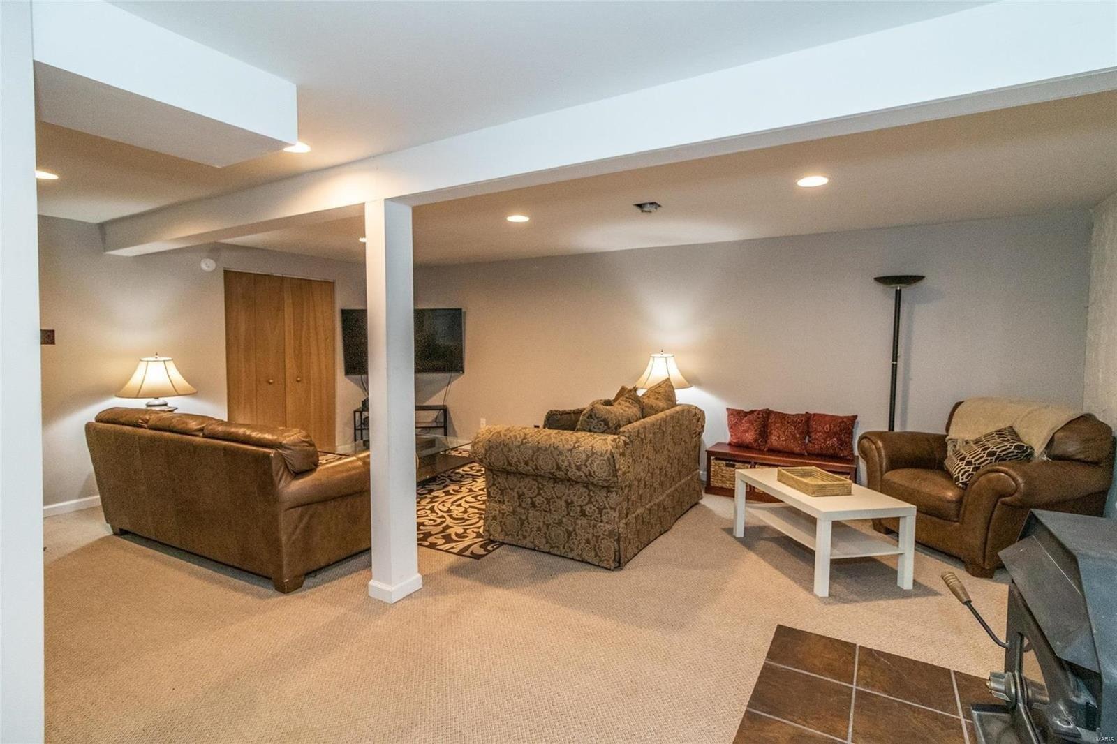 Saint Anthony Ln, Florissant, MO 63033
