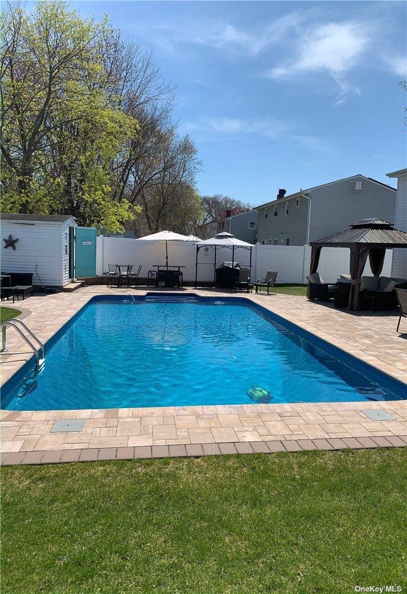 Fairlane Dr, Selden, NY 11784