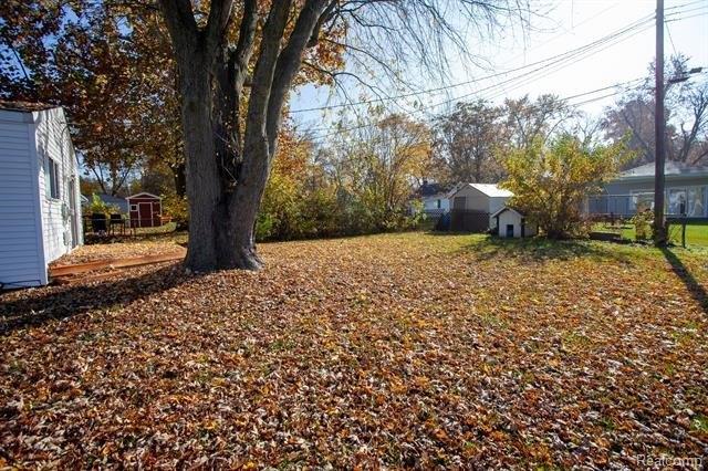 Fishermans Dr, Highland, MI 48356