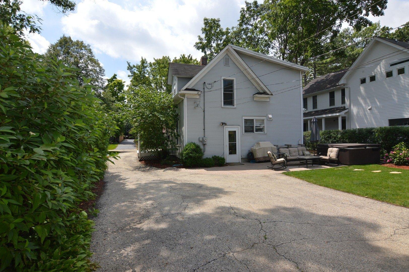 E North Ave, Lake Bluff, IL 60044