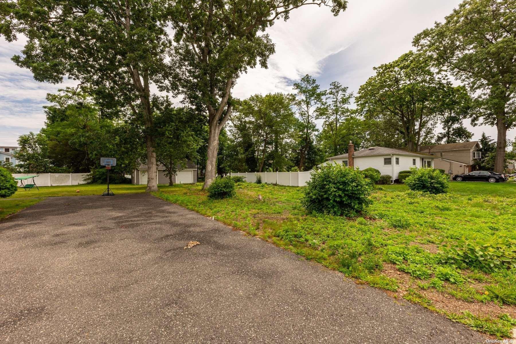 Melrose Ave, Massapequa, NY 11758