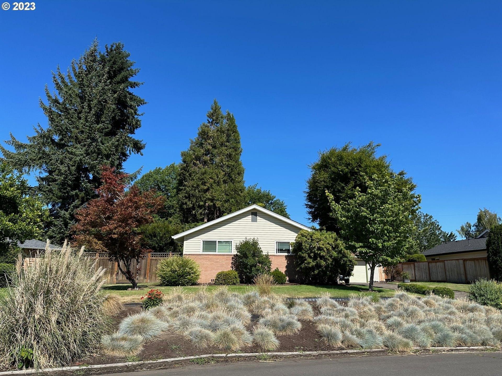 Roan Dr, Eugene, OR 97401