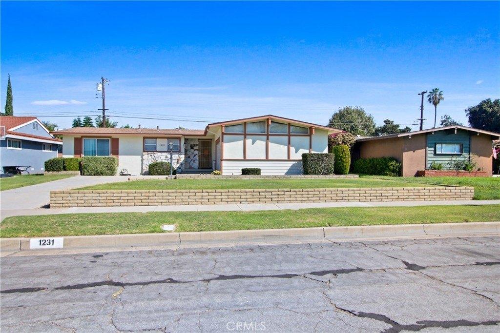 W Roberta Ave, Fullerton, CA 92833