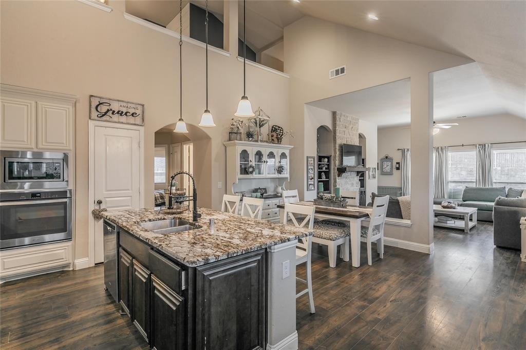 Robles Way, Burleson, TX 76028